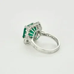 Bague or blanc, émeraude 6cts, diamants 1.50ct