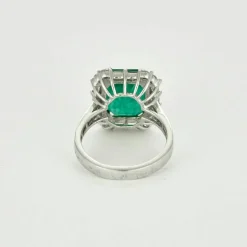 Bague or blanc, émeraude 6cts, diamants 1.50ct