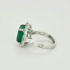 Bague or blanc, émeraude 6cts, diamants 1.50ct