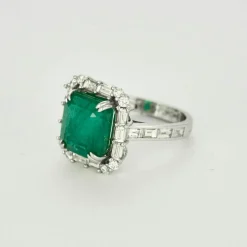 Bague or blanc, émeraude 6cts, diamants 1.50ct