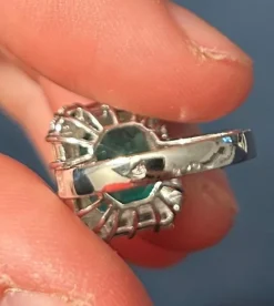 Bague or blanc, émeraude 6cts, diamants 1.50ct