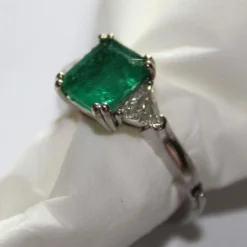 Bague or blanc émeraude diamants