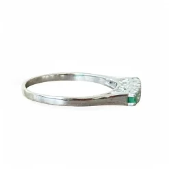 Bague or blanc, émeraude, diamants