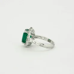 Bague or blanc émeraude diamants