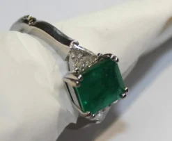 Bague or blanc émeraude diamants