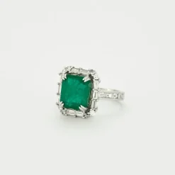Bague or blanc émeraude diamants