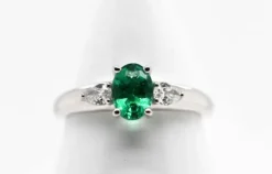 Bague Or Blanc Émeraude et Diamants