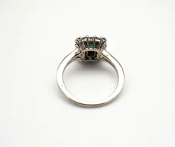 Bague or blanc, émeraude et diamants