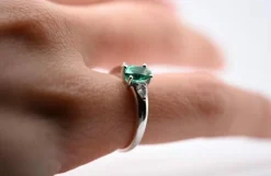 Bague Or Blanc Émeraude et Diamants