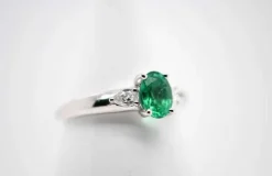 Bague Or Blanc Émeraude et Diamants
