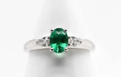 Bague Or Blanc Émeraude et Diamants