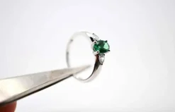 Bague Or Blanc Émeraude et Diamants