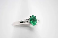 Bague Or Blanc Émeraude et Diamants