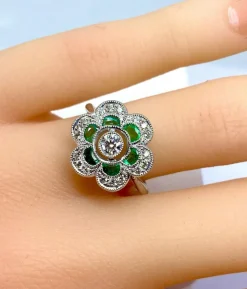 Bague or blanc, émeraudes, diamants