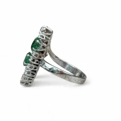 Bague or blanc, émeraudes, diamants