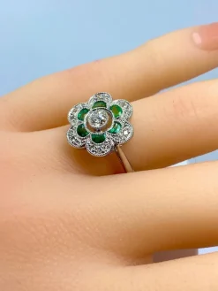 Bague or blanc, émeraudes, diamants