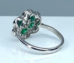 Bague or blanc, émeraudes, diamants
