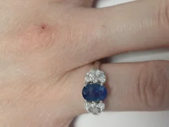 Bague or blanc ornée d'un Saphir de taille ovale