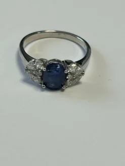 Bague or blanc ornée d'un Saphir de taille ovale