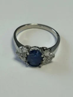 Bague or blanc ornée d'un Saphir de taille ovale