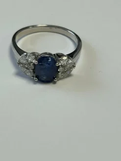 Bague or blanc ornée d'un Saphir de taille ovale