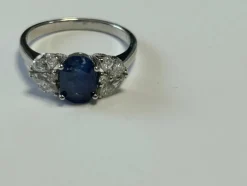 Bague or blanc ornée d'un Saphir de taille ovale