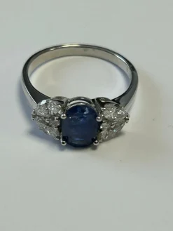 Bague or blanc ornée d'un Saphir de taille ovale