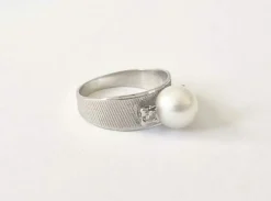 Bague or blanc perle et diamants