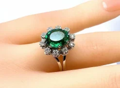 Bague or blanc, pierre verte et 10 diamants