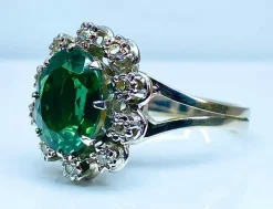 Bague or blanc, pierre verte et 10 diamants