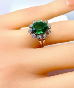 Bague or blanc, pierre verte et 10 diamants
