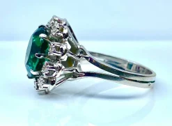 Bague or blanc, pierre verte et 10 diamants