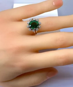 Bague or blanc, pierre verte et 10 diamants