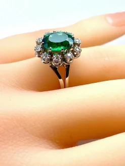 Bague or blanc, pierre verte et 10 diamants
