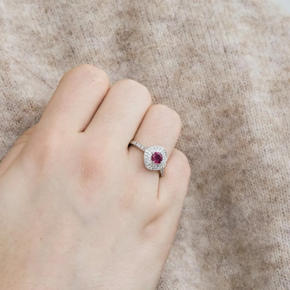 BAGUE OR BLANC, RUBIS ET DIAMANTS