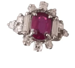 Bague or blanc, rubis fin au centre et entourage diamants Princesse