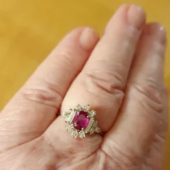 Bague or blanc, rubis fin au centre et entourage diamants Princesse