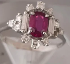 Bague or blanc, rubis fin au centre et entourage diamants Princesse