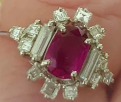 Bague or blanc, rubis fin au centre et entourage diamants Princesse