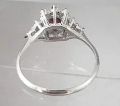 Bague or blanc, rubis fin au centre et entourage diamants Princesse