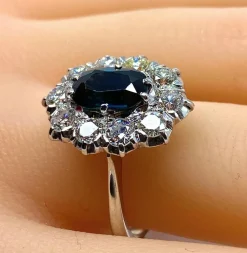 Bague or blanc, saphir 2,11 carats et 10 diamants