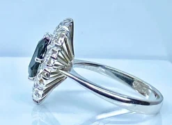 Bague or blanc, saphir 2,11 carats et 10 diamants