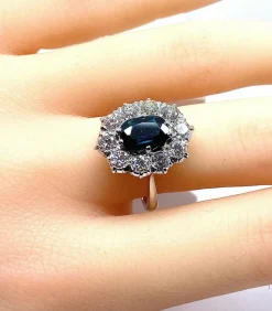 Bague or blanc, saphir 2,11 carats et 10 diamants