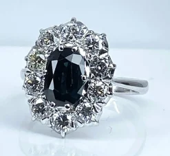 Bague or blanc, saphir 2,11 carats et 10 diamants