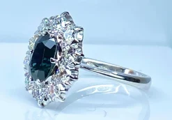 Bague or blanc, saphir 2,11 carats et 10 diamants
