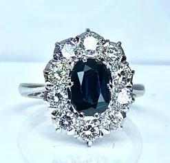 Bague or blanc, saphir 2,11 carats et 10 diamants