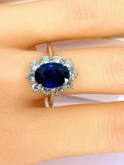 Bague or blanc, saphir 3,57 carats, diamants
