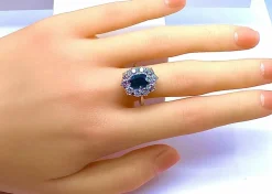 Bague or blanc, saphir 2,11 carats et 10 diamants