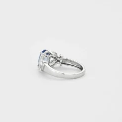 Bague or blanc saphir bleu diamants