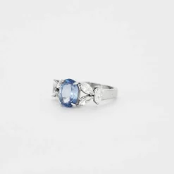 Bague or blanc saphir bleu diamants